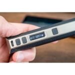 Detalhe do Vaporizador XVAPE ARIA mostrando visor LED com controle preciso de temperatura e botões de ajuste.