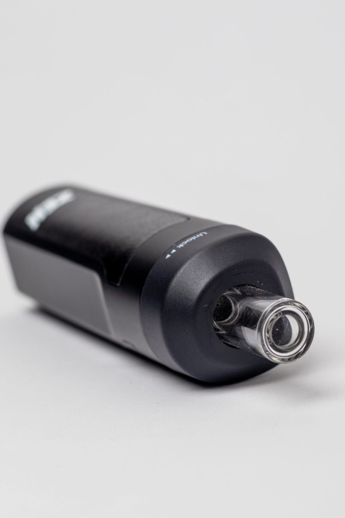 Detalhe do Vaporizador ZEN com bocal de vidro acoplado, pronto para vaporizar com eficiência.