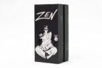Embalagem oficial do Vaporizador de Ervas ZEN com ilustração exclusiva, destacando o estilo e identidade da marca.