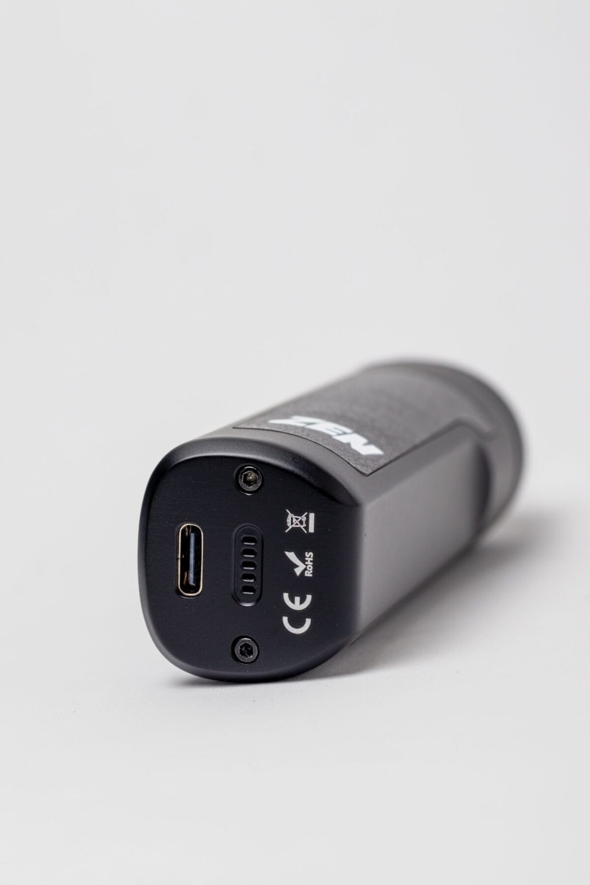 Parte inferior do Vaporizador ZEN com porta USB tipo C e certificações, garantindo segurança e carregamento rápido.