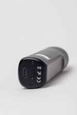 Parte inferior do Vaporizador ZEN com porta USB tipo C e certificações, garantindo segurança e carregamento rápido.